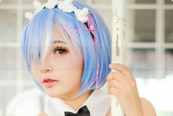 话说MiMi Chan真爱这条吊带吗？原图里她的微妙表情。
